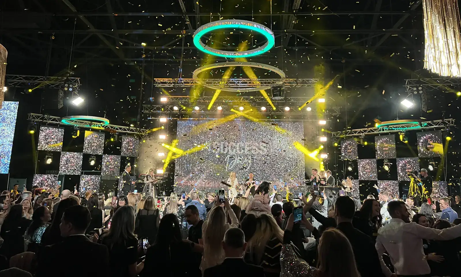 Scenă, lumini și public la un eveniment corporate